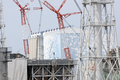 東京電力（TEPCO）は26日、福島第1原子力発電所の敷地内を報道陣に公開した。写真は第1原発1号機（左）と2号機（右、2012年5月26日撮影）。(c)AFP/POOL/Tomohiro Ohsumi
