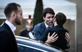 仏パリのエリゼ宮（大統領府）で、カナダのジャスティン・トルドー首相（中央）を見送るエマニュエル・マクロン仏大統領（2018年4月16日撮影）。(c)AFP PHOTO / STEPHANE DE SAKUTIN