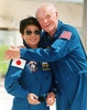 米フロリダ州のケネディ宇宙センターで記者会見する米国のジョン・グレン飛行士（右）と日本の向井千秋飛行士（1998年10月29日撮影）。(c)AFP/BRUCE WEAVER