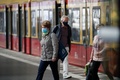 ドイツ首都ベルリンで、マスクを着けた列車の利用客（2020年4月27日撮影）。(c)Odd ANDERSEN / AFP