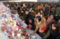 北朝鮮の平壌（Pyongyang）で、故金日成（Kim Il-Sung）国家主席や故金正日（Kim Jong-Il）総書記の遺体が安置される錦繍山太陽宮殿（Kumsusan Palace of the Sun）に献花する人々を写したとされる写真（2013年12月16日撮影、公開）。(c)AFP/KCNA via KNS