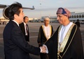 オマーンの首都マスカット（Muscat）に到着し、同国のファハド・ビン・マハムード・サイド（Fahd bin Mahmud al-Said）閣僚評議会担当副首相（右）と握手する安倍晋三（Shinzo Abe）首相（2014年1月9日撮影）。(c)AFP/MOHAMMED MAHJOUB