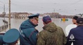 被災地の様子を確認する救助隊。ロシア南部オルスクで。ロシア非常事態省が公開した動画からの静止画（2024年4月6日撮影、7日公開）。(c)HANDOUT / RUSSIAN EMERGENCIES MINISTRY / AFP