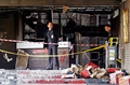 元旦未明にあった火災で死者約60人が出たタイ・バンコク（Bangkok）のエカマイ（Ekkamai）地区にある人気ナイトクラブ「サンティカ（Santika）」で捜査を行う警察（2009年1月2日撮影）。(c)AFP/PAIROJ