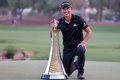 男子ゴルフ欧州ツアー最終戦、DPワールドツアー選手権最終日。トロフィーの隣で優勝を喜ぶコリン・モリカワ（2021年11月21日撮影）。(c)Giuseppe CACACE / AFP