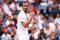 テニス、ウィンブルドン選手権、男子シングルス準々決勝。ガッツポーズを見せるダニール・メドベージェフ（2024年7月9日撮影）。(c)HENRY NICHOLLS / AFP
