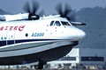 中国南部・広東省珠海の空港で、初飛行に臨む同国製で世界最大の水陸両用機AG600（2017年12月24日撮影）。(c)AFP PHOTO