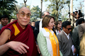 2008年3月21日、インド北部ダラムサラ（Dharamsala）でチベット仏教最高指導者ダライ・ラマ（Dalai Lama）14世（左）との会談に臨むナンシー・ペロシ（Nancy Pelosi）米下院議長。(c)AFP/Manan VATSYAYANA