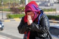 シリアの対トルコ国境にあるバブ・アル・ハワ検問所で記者団の取材に応じるアルゼンチン人女性、ナンシー・ロクサーナ・パパさん（2018年10月30日撮影）。(c)OMAR HAJ KADOUR / AFP