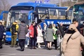 北朝鮮・平壌の国際空港に到着しバスに乗るロシア人団体旅行客（2024年2月9日撮影）。(c)KIM Won Jin / AFP