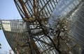 パリ（Paris）のブローニュの森（Bois de Boulogne）の森に建設された「ルイ・ヴィトン　ファウンデーション（Fondation Louis Vuitton）」の外観の一部（2014年4月10日撮影）。(c)AFP/FRANCK FIFE