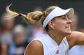 テニス、ウィンブルドン選手権、女子シングルス4回戦。サーブを打つアンゲリク・ケルバー（2021年7月5日撮影）。(c)Glyn KIRK / AFP