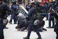 香港で、民主派のデモの参加者を拘束する警察の特殊部隊員ら（2020年5月24日撮影）。(c)Anthony WALLACE / AFP