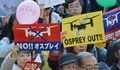プラカードや風船を手に、都内で行われたオスプレイ（Osprey）配備反対デモに参加した人々（2012年11月4日撮影）。(c)AFP/KAZUHIRO NOGI