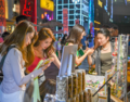 道端の露店でアクセサリーを選ぶ若者（資料写真）。(c)Xinhua News