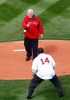 09MLB、ボストン・レッドソックス（%%Boston Red Sox%%）対タンパベイ・レイズ（%%Tampa Bay Rays%%）。試合はレッドソックスが5-3で勝利し、開幕戦を白星で飾った。写真は始球式を行うケッド・ケネディ（%%Ted Kennedy%%）上院議員（上）と元ボストン・レッドソックスのジム・ライス（%%Jim Rice%%）氏。（2009年4月7日撮影）(c)AFP/Getty Images/Jim Rogash