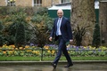 英ロンドンにある首相官邸周辺を歩く、サジド・ジャビド財務相（2020年2月11日撮影）。(c)Isabel Infantes / AFP