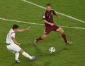 サッカーW杯ブラジル大会（2014 World Cup）グループH、ロシア対韓国。先制点を決める韓国の李根鎬（Lee Keun-ho、左、2014年6月17日撮影）。(c)AFP/PEDRO UGARTE