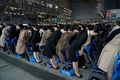 新会計年度の初日に、東京の羽田空港の格納庫で行われた全日本空輸（ANA）と系列会社の入社式（2025年4月1日撮影）。(c)Kazuhiro NOGI / AFP