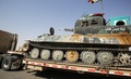 イラク北部の要衝タルアファルを出発する、民兵組織「人民動員隊」のロシア製装甲車を積んだトレーラー（2017年8月31日撮影）。(c)AFP/AHMAD AL-RUBAYE