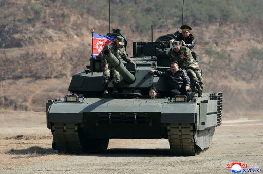 金正恩氏、娘ジュエ氏と新型戦車披露の訓練を視察 写真7枚 国際