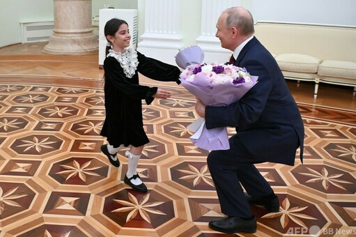 プーチン氏、8歳少女と大統領府で面会 花束贈り談笑 写真13枚 国際