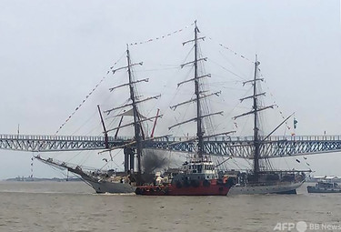 ブラジル海軍の帆船、橋に衝突 エクアドル 写真4枚 国際ニュース
