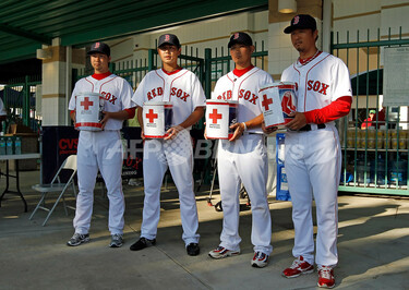 松坂らレッドソックス日本人選手、被災者向けの募金活動 写真1枚 国際