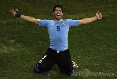 ウルグアイ、復帰のスアレスが2得点挙げイングランドに勝利 写真25枚