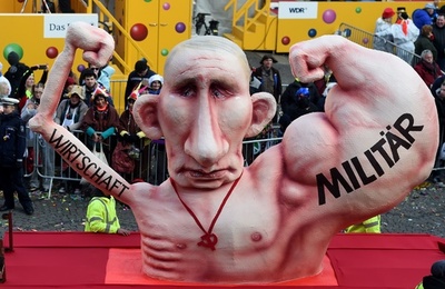 独「ローズマンデー」パレード開催、政治風刺の山車ずらり