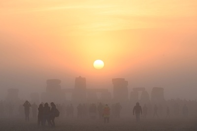 ストーンヘンジで夏至祝賀 6千人が参加 英
