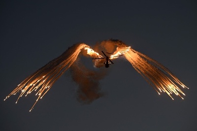 【今日の1枚】天かける火の鳥、ポーランドの航空ショー