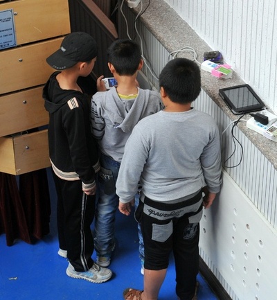 中国農村部の「留守児童」、スマホゲームにはまる傾向 対応が必要