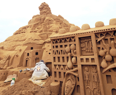 フランス北部沿岸でアフリカのサファリがテーマの砂の彫刻展