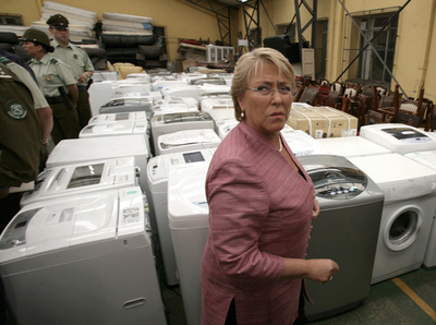 チリ大地震、呼び掛けで略奪品の回収進む