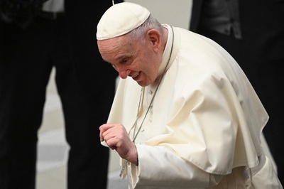 音楽愛好家のローマ教皇、レコード店に立ち寄る