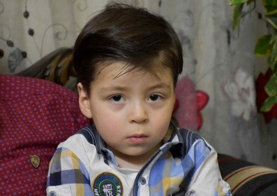 シリア空爆被害のオムラン君、ロシア主催イベントで現在の姿