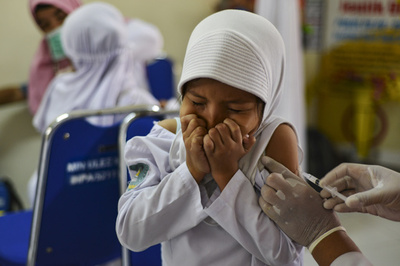 【今日の1枚】注射にドキドキ、子どもに予防接種