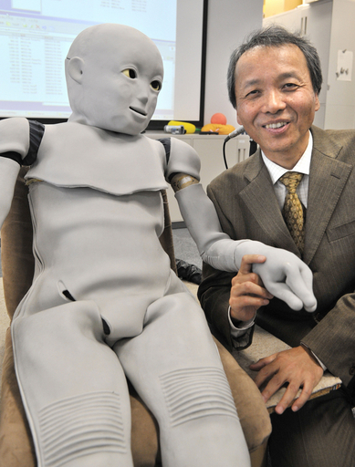 人間の表情を分析・分類する阪大の子ども型ロボット「CB2」