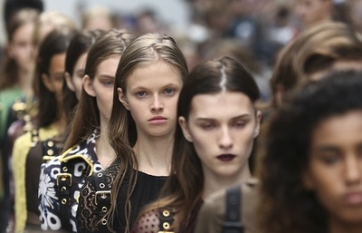 「バーバリー プローサム」16年春夏コレクション