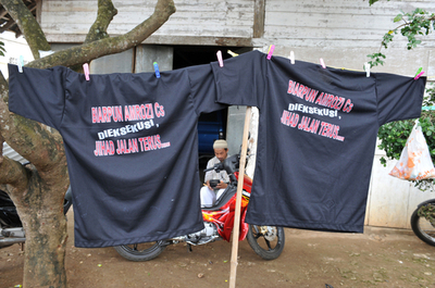 バリ島爆破テロ犯の家族、地元でTシャツ販売開始