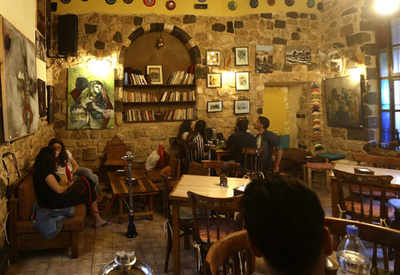 シリア内戦を逃れたアーティストたちの「悲しい」美術展