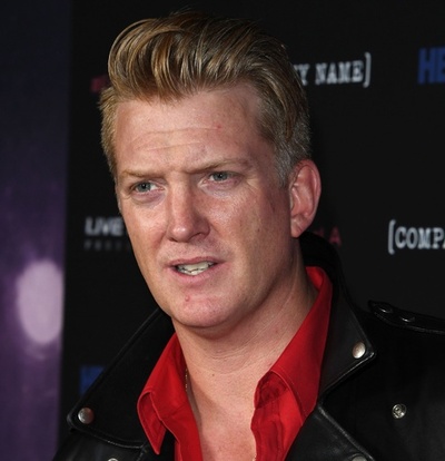 米ロック歌手のJ・オムさん、演奏中に舞台下のカメラマン蹴り謝罪