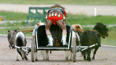 気分は古代ローマ、ベルリンで「剣闘士」の馬車レース