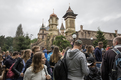 オランダ最大の遊園地、人形が「人種差別的」と批判受け変更へ