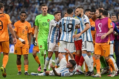 大荒れのオランダ対アルゼンチン、FIFAが処分手続き カタールW杯