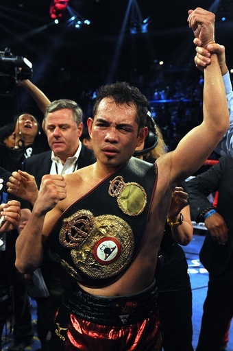 ドネア、負傷判定でWBAフェザー級王座獲得