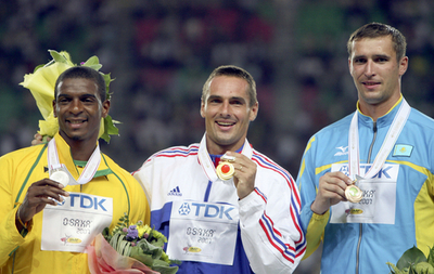 男子十種競技のメダル授与式が行われる