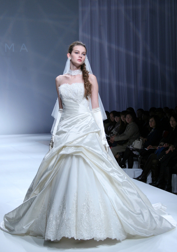 アンテプリマ、ウエディングドレスのデビューコレクションを発表