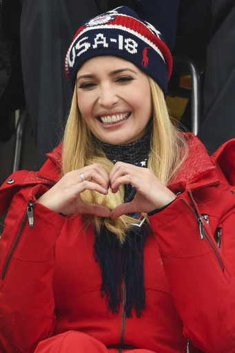 イヴァンカ氏、五輪スノボ観戦 韓国大統領夫人と自撮りも